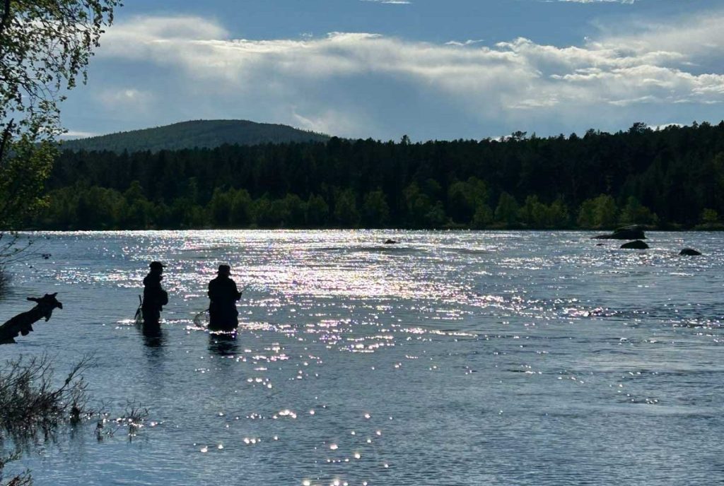 Perhokalastusleirillä Inarissa Juutuanjoella.